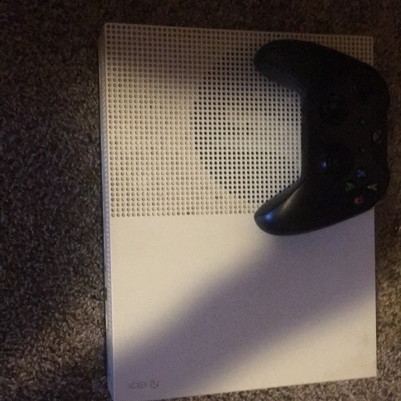 Xbox 1 the color is white